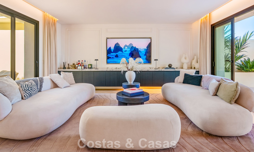 Ático renovado de estilo contemporáneo con piscina privada y vistas panorámicas al mar en Nueva Andalucía, Marbella 792158