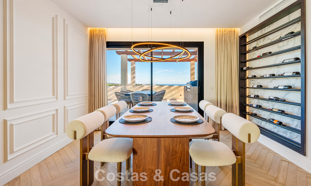 Ático renovado de estilo contemporáneo con piscina privada y vistas panorámicas al mar en Nueva Andalucía, Marbella 792159