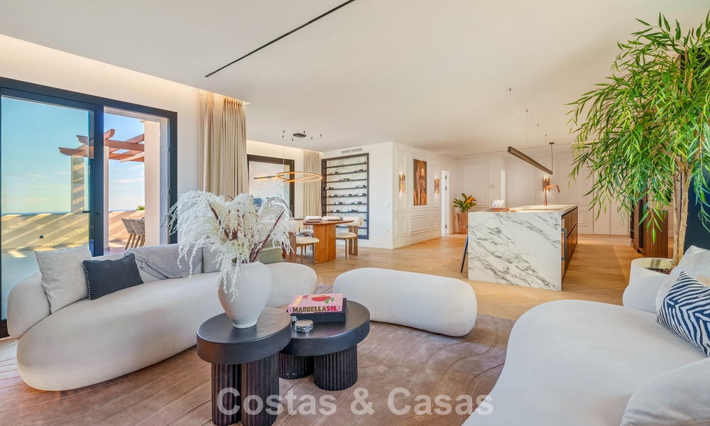 Ático renovado de estilo contemporáneo con piscina privada y vistas panorámicas al mar en Nueva Andalucía, Marbella 792160