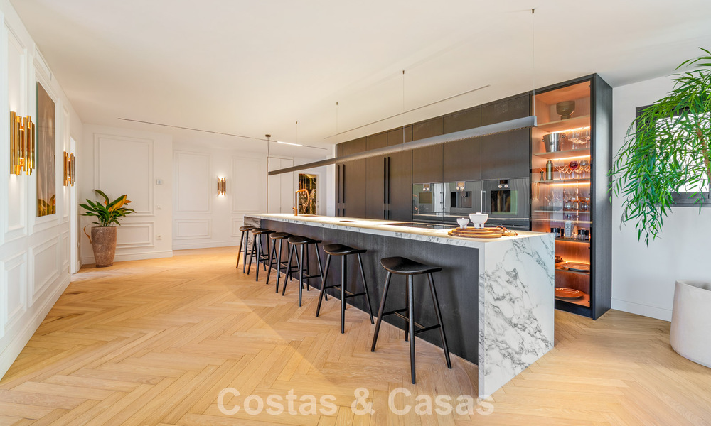 Ático renovado de estilo contemporáneo con piscina privada y vistas panorámicas al mar en Nueva Andalucía, Marbella 792162