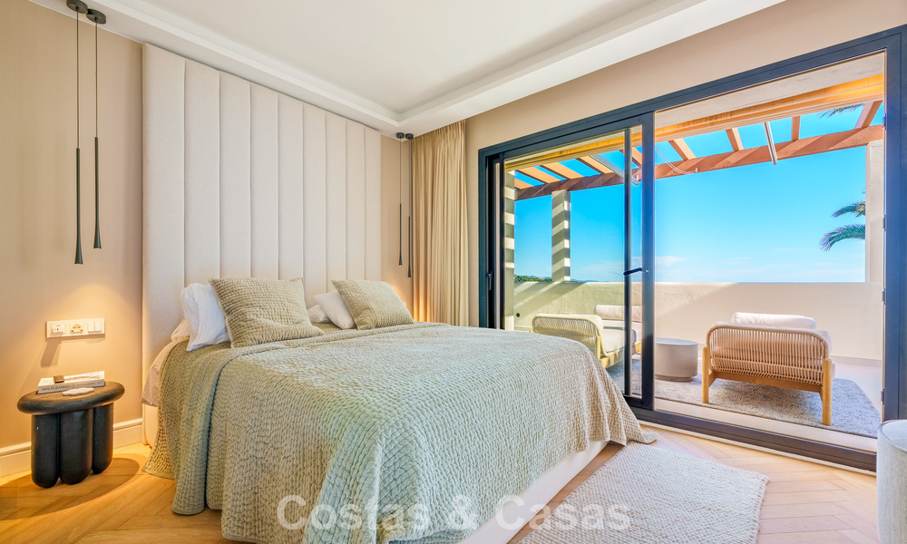 Ático renovado de estilo contemporáneo con piscina privada y vistas panorámicas al mar en Nueva Andalucía, Marbella 792164