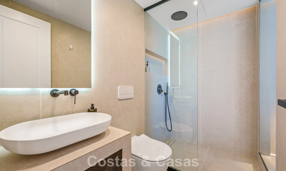 Ático renovado de estilo contemporáneo con piscina privada y vistas panorámicas al mar en Nueva Andalucía, Marbella 792165