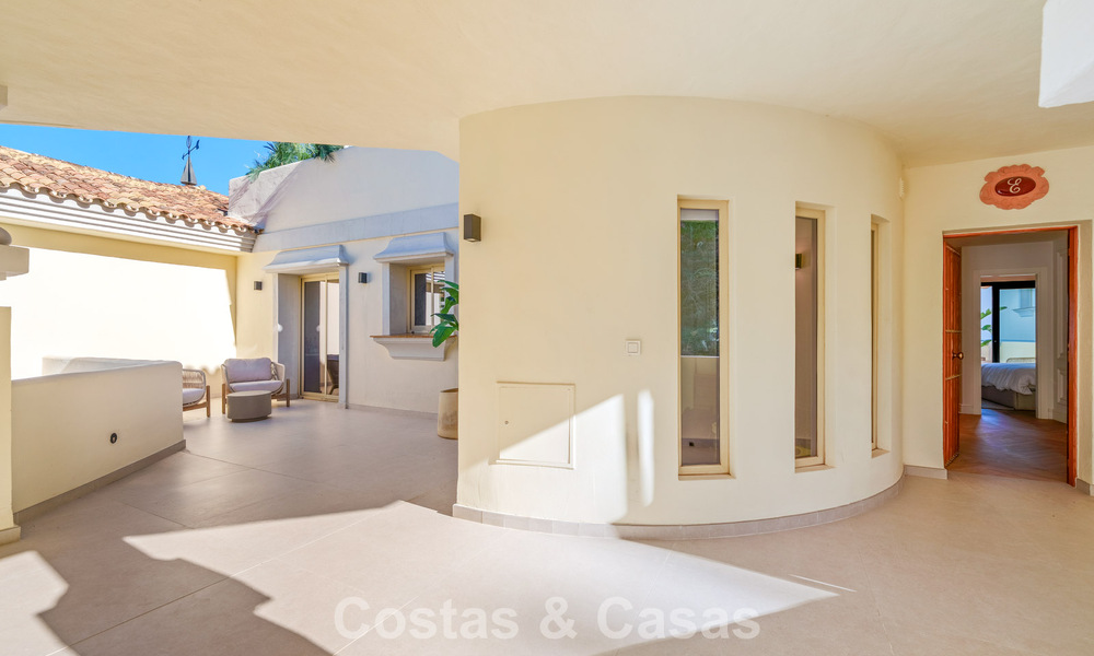 Ático renovado de estilo contemporáneo con piscina privada y vistas panorámicas al mar en Nueva Andalucía, Marbella 792167