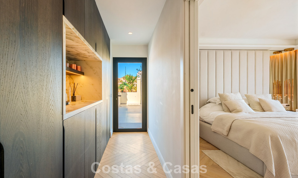 Ático renovado de estilo contemporáneo con piscina privada y vistas panorámicas al mar en Nueva Andalucía, Marbella 792169