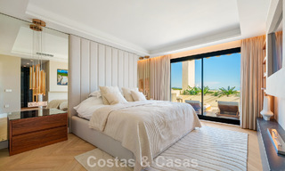 Ático renovado de estilo contemporáneo con piscina privada y vistas panorámicas al mar en Nueva Andalucía, Marbella 792170 