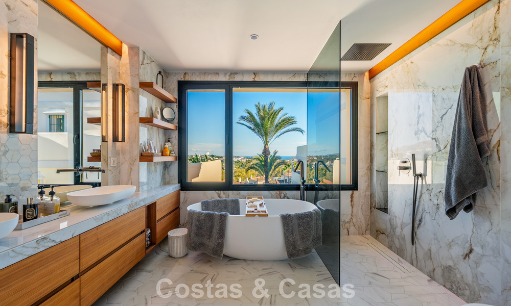 Ático renovado de estilo contemporáneo con piscina privada y vistas panorámicas al mar en Nueva Andalucía, Marbella 792171