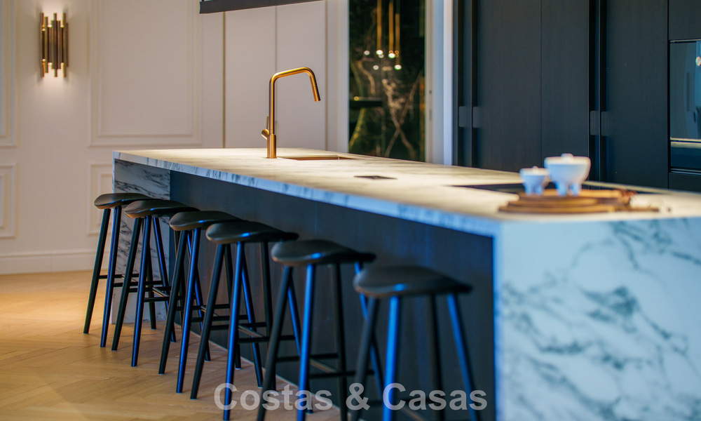 Ático renovado de estilo contemporáneo con piscina privada y vistas panorámicas al mar en Nueva Andalucía, Marbella 792173