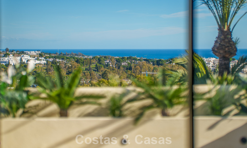 Ático renovado de estilo contemporáneo con piscina privada y vistas panorámicas al mar en Nueva Andalucía, Marbella 792176