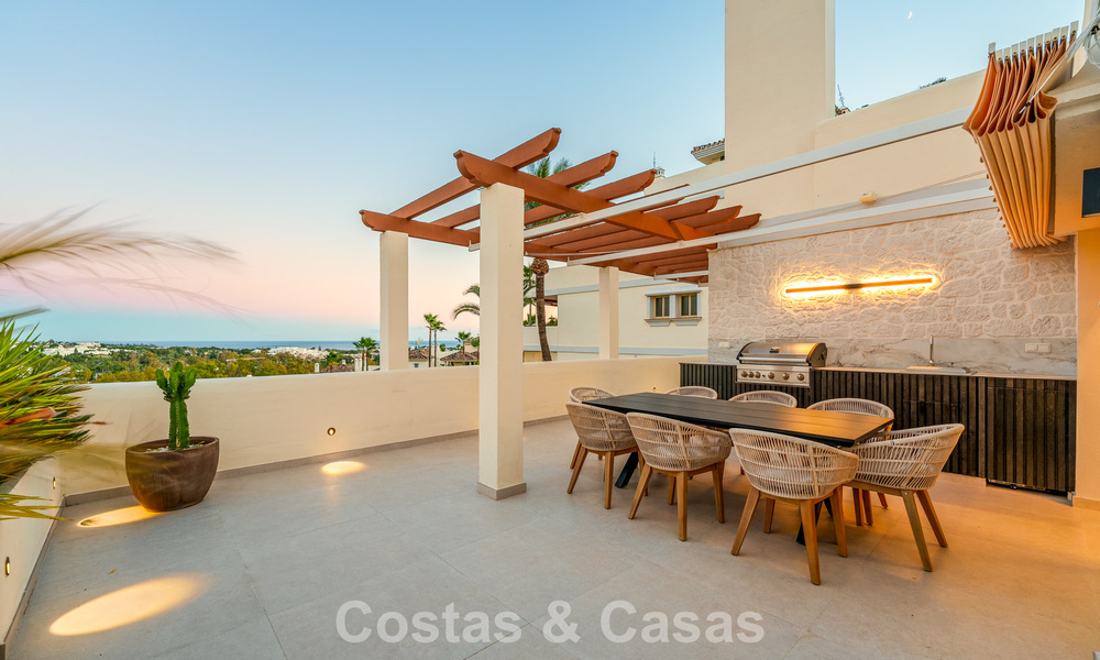 Ático renovado de estilo contemporáneo con piscina privada y vistas panorámicas al mar en Nueva Andalucía, Marbella 792181
