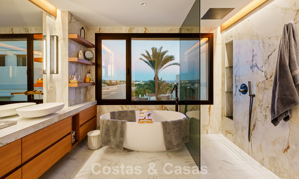 Ático renovado de estilo contemporáneo con piscina privada y vistas panorámicas al mar en Nueva Andalucía, Marbella 792183