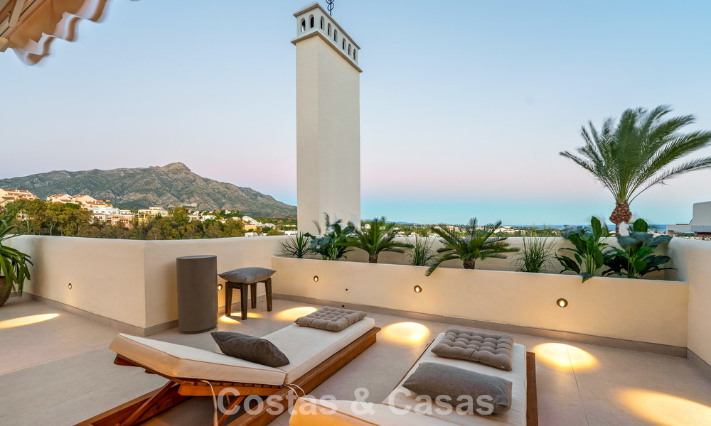 Ático renovado de estilo contemporáneo con piscina privada y vistas panorámicas al mar en Nueva Andalucía, Marbella 792185