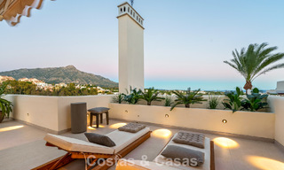 Ático renovado de estilo contemporáneo con piscina privada y vistas panorámicas al mar en Nueva Andalucía, Marbella 792185 