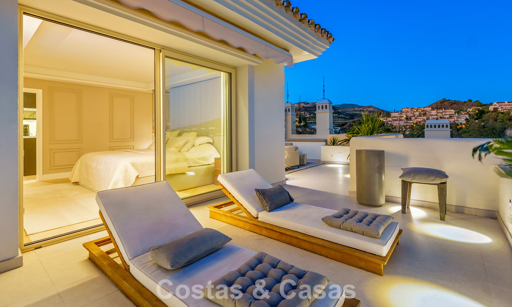 Ático renovado de estilo contemporáneo con piscina privada y vistas panorámicas al mar en Nueva Andalucía, Marbella 792186