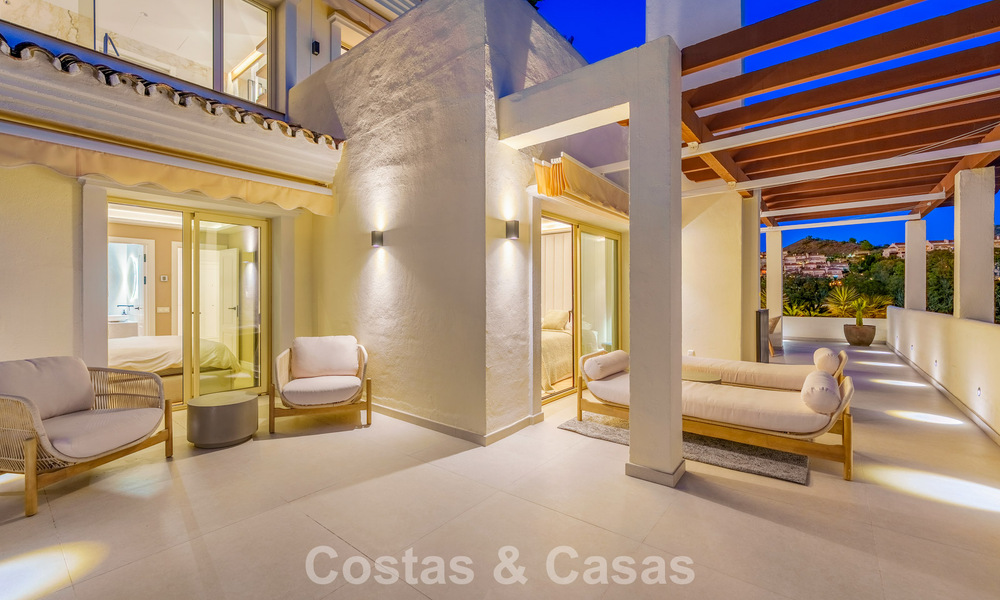 Ático renovado de estilo contemporáneo con piscina privada y vistas panorámicas al mar en Nueva Andalucía, Marbella 792187