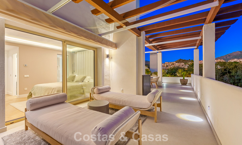 Ático renovado de estilo contemporáneo con piscina privada y vistas panorámicas al mar en Nueva Andalucía, Marbella 792188