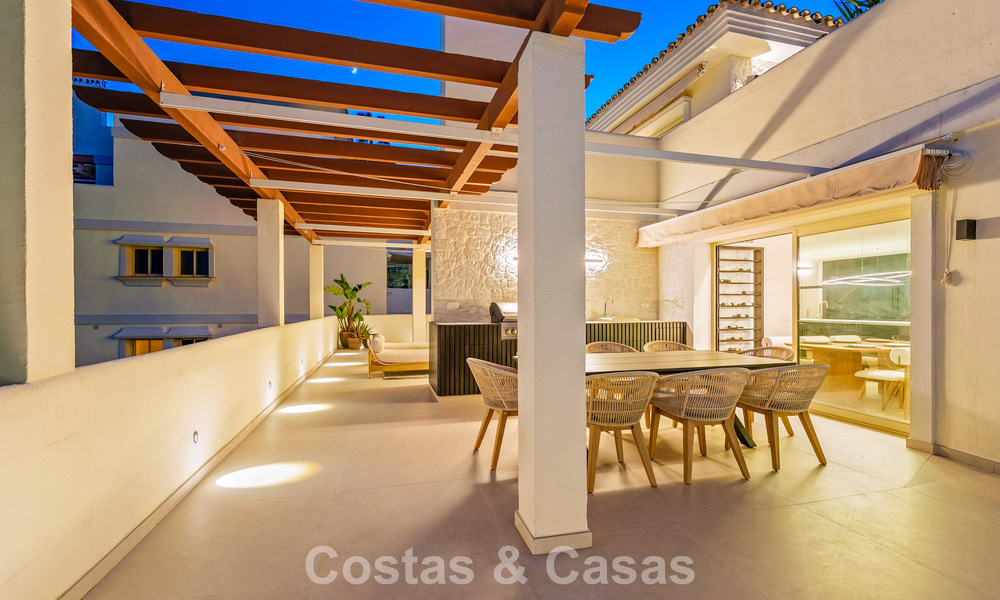 Ático renovado de estilo contemporáneo con piscina privada y vistas panorámicas al mar en Nueva Andalucía, Marbella 792189