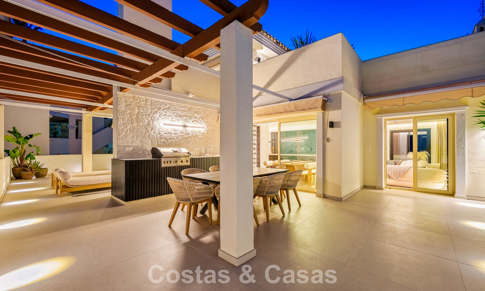 Ático renovado de estilo contemporáneo con piscina privada y vistas panorámicas al mar en Nueva Andalucía, Marbella 792191