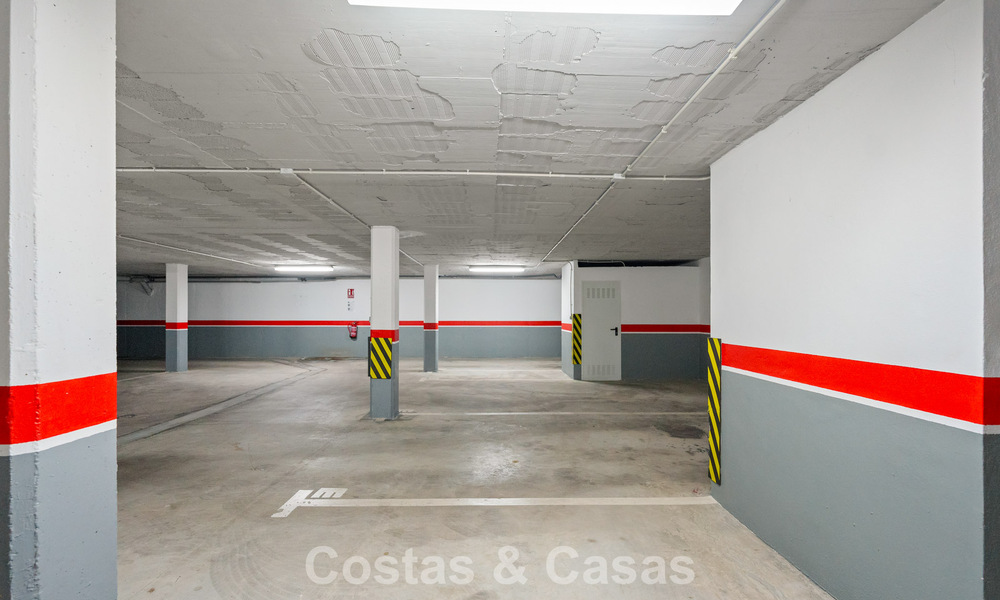 Ático renovado de estilo contemporáneo con piscina privada y vistas panorámicas al mar en Nueva Andalucía, Marbella 792192