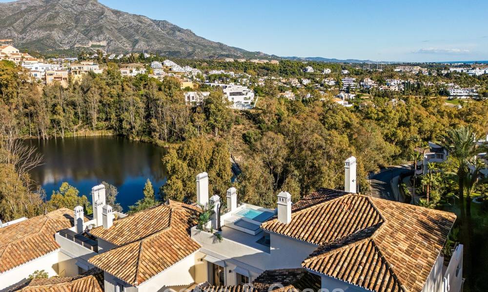 Ático renovado de estilo contemporáneo con piscina privada y vistas panorámicas al mar en Nueva Andalucía, Marbella 792194