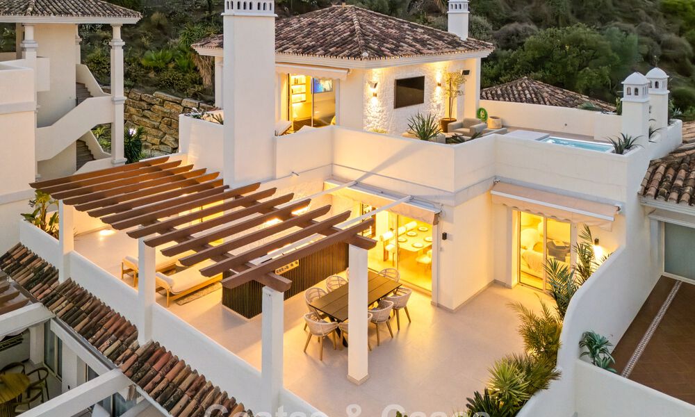 Ático renovado de estilo contemporáneo con piscina privada y vistas panorámicas al mar en Nueva Andalucía, Marbella 792195