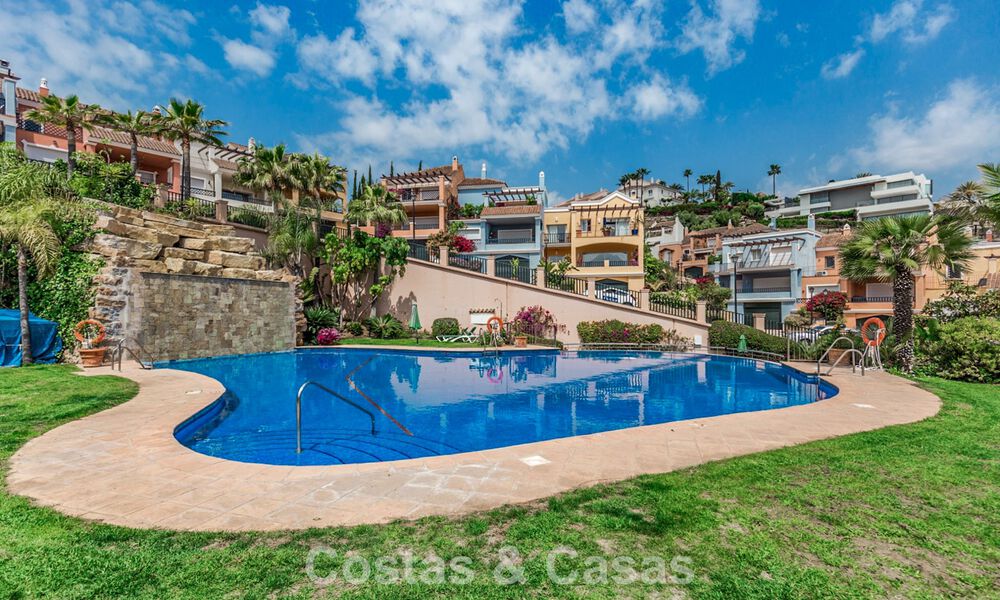 Elegante casa adosada de 4 dormitorios en venta en una urbanización cerrada y vigilada en Nueva Andalucía, Marbella 792230