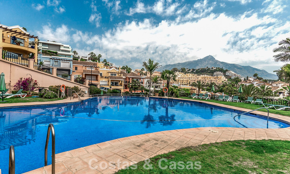 Elegante casa adosada de 4 dormitorios en venta en una urbanización cerrada y vigilada en Nueva Andalucía, Marbella 792231