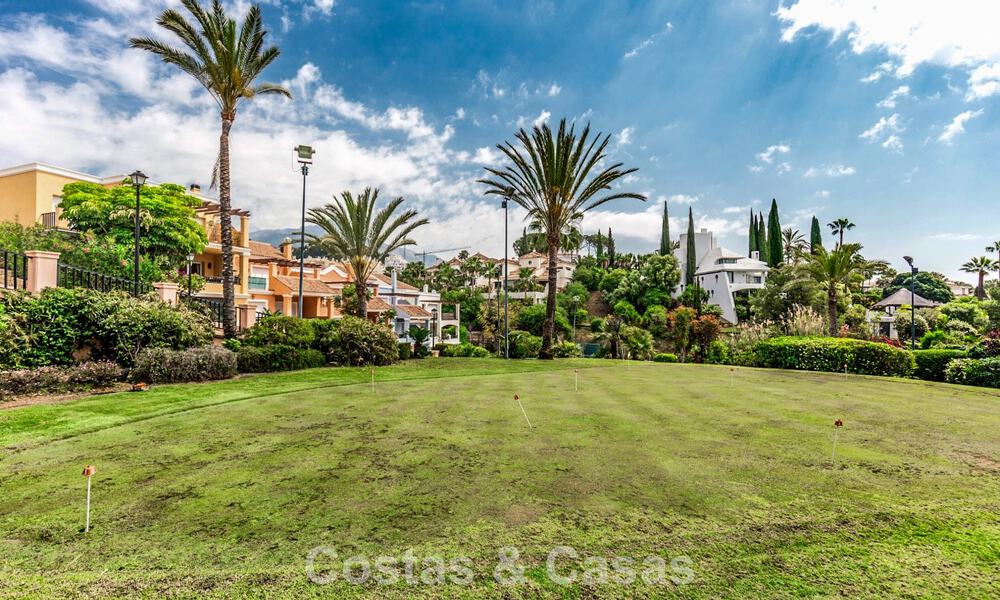 Elegante casa adosada de 4 dormitorios en venta en una urbanización cerrada y vigilada en Nueva Andalucía, Marbella 792232