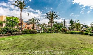 Elegante casa adosada de 4 dormitorios en venta en una urbanización cerrada y vigilada en Nueva Andalucía, Marbella 792232 