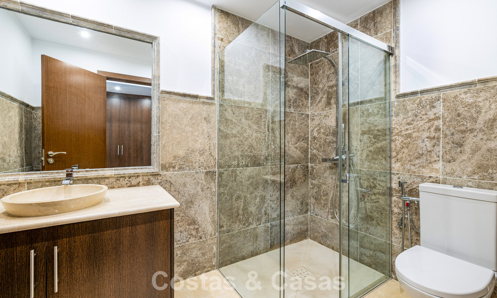 Elegante casa adosada de 4 dormitorios en venta en una urbanización cerrada y vigilada en Nueva Andalucía, Marbella 792235