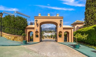 Elegante casa adosada de 4 dormitorios en venta en una urbanización cerrada y vigilada en Nueva Andalucía, Marbella 792244 
