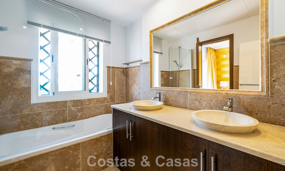 Elegante casa adosada de 4 dormitorios en venta en una urbanización cerrada y vigilada en Nueva Andalucía, Marbella 792249