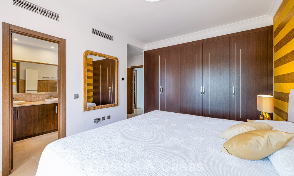 Elegante casa adosada de 4 dormitorios en venta en una urbanización cerrada y vigilada en Nueva Andalucía, Marbella 792252