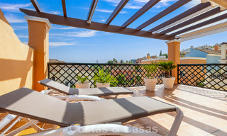 Elegante casa adosada de 4 dormitorios en venta en una urbanización cerrada y vigilada en Nueva Andalucía, Marbella 792254 