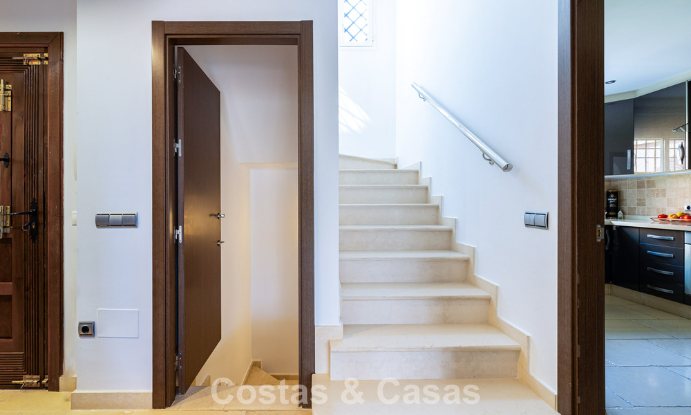 Elegante casa adosada de 4 dormitorios en venta en una urbanización cerrada y vigilada en Nueva Andalucía, Marbella 792256