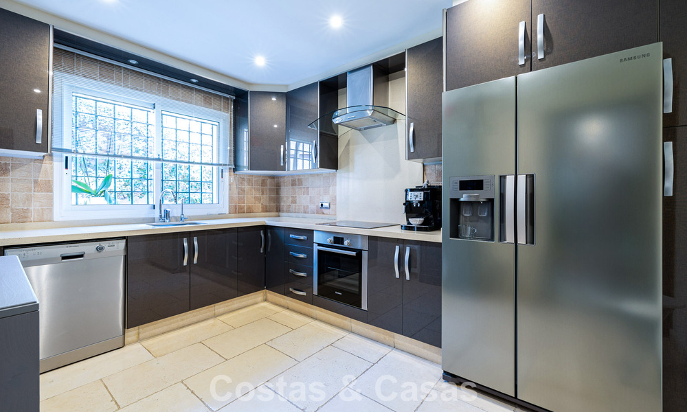 Elegante casa adosada de 4 dormitorios en venta en una urbanización cerrada y vigilada en Nueva Andalucía, Marbella 792258