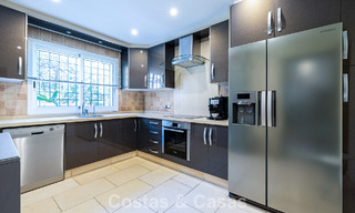 Elegante casa adosada de 4 dormitorios en venta en una urbanización cerrada y vigilada en Nueva Andalucía, Marbella 792258 