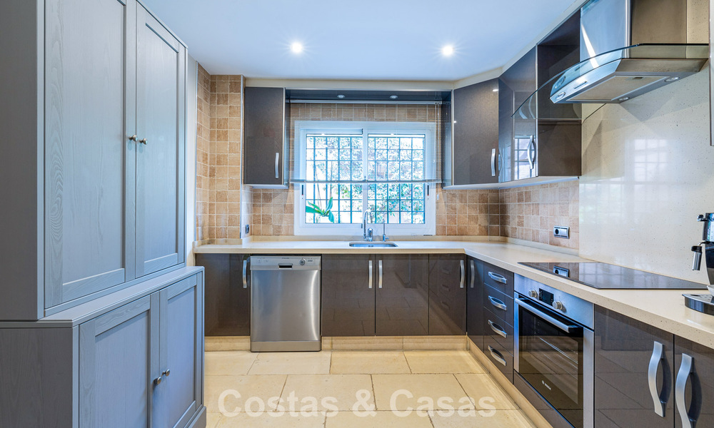 Elegante casa adosada de 4 dormitorios en venta en una urbanización cerrada y vigilada en Nueva Andalucía, Marbella 792259
