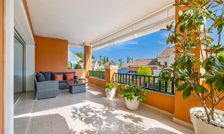 Elegante casa adosada de 4 dormitorios en venta en una urbanización cerrada y vigilada en Nueva Andalucía, Marbella 792263 