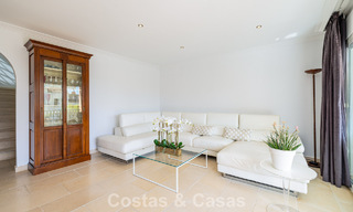 Elegante casa adosada de 4 dormitorios en venta en una urbanización cerrada y vigilada en Nueva Andalucía, Marbella 792265 