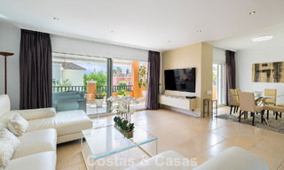 Elegante casa adosada de 4 dormitorios en venta en una urbanización cerrada y vigilada en Nueva Andalucía, Marbella 792268 