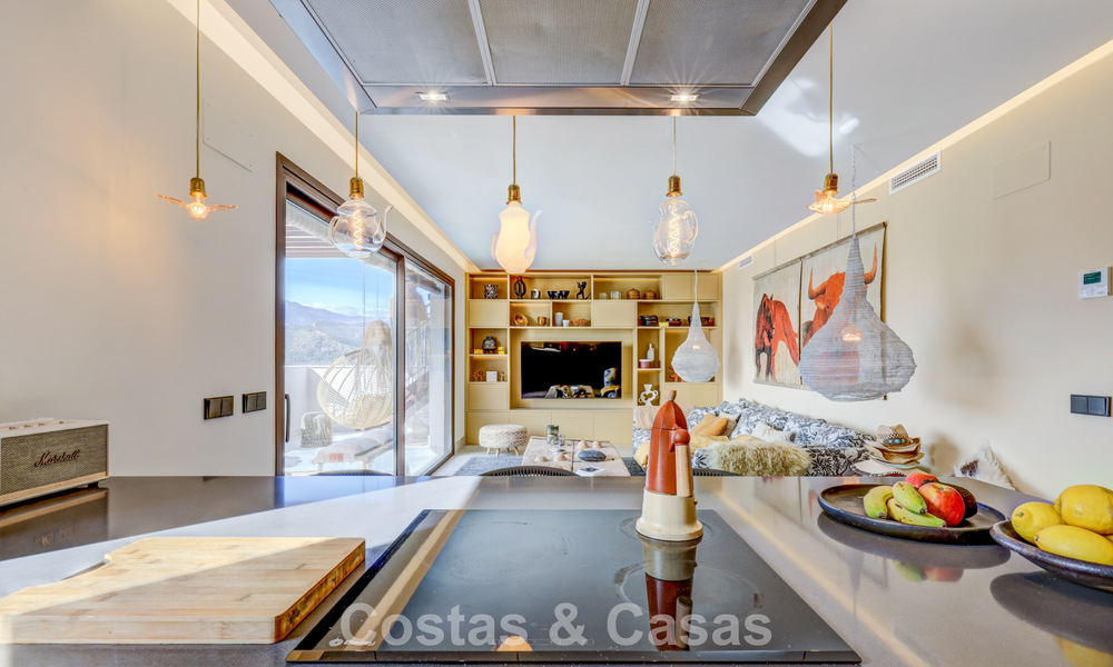 Ático moderno en venta con vistas panorámicas al mar y al lago de Istán, justo encima de la Milla de Oro de Marbella 792273