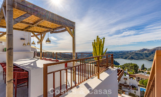 Ático moderno en venta con vistas panorámicas al mar y al lago de Istán, justo encima de la Milla de Oro de Marbella 792281 