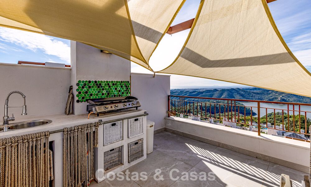 Ático moderno en venta con vistas panorámicas al mar y al lago de Istán, justo encima de la Milla de Oro de Marbella 792286
