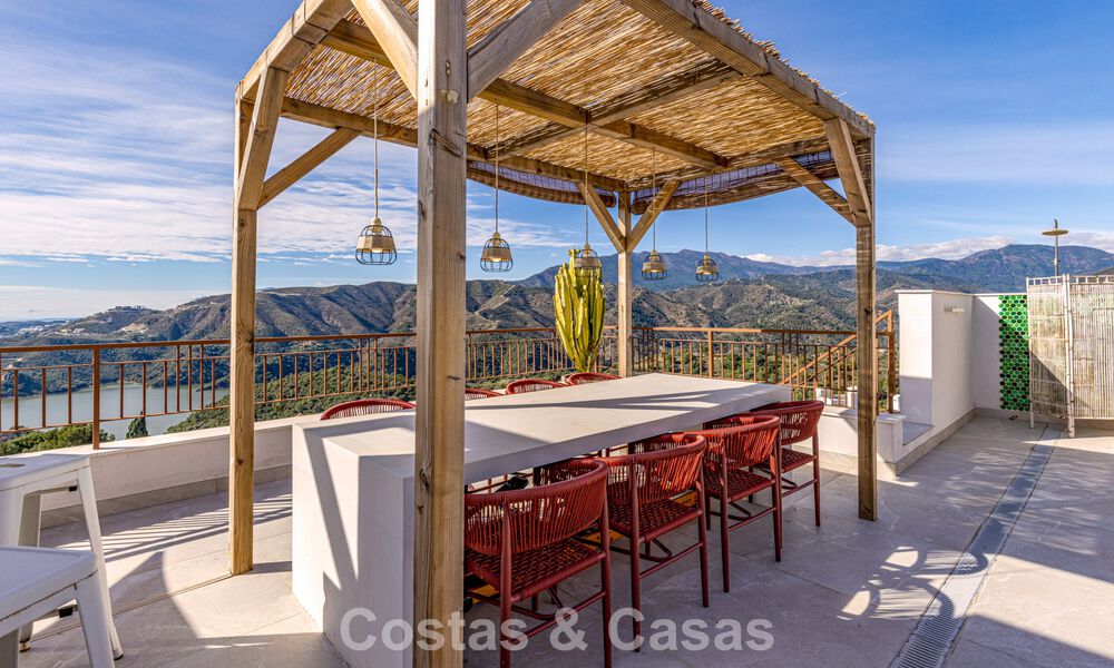 Ático moderno en venta con vistas panorámicas al mar y al lago de Istán, justo encima de la Milla de Oro de Marbella 792290