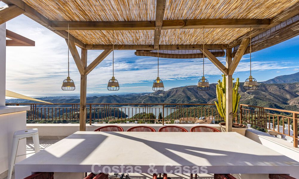 Ático moderno en venta con vistas panorámicas al mar y al lago de Istán, justo encima de la Milla de Oro de Marbella 792291