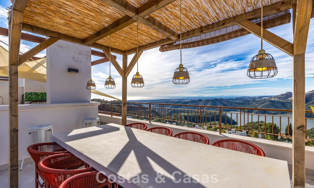 Ático moderno en venta con vistas panorámicas al mar y al lago de Istán, justo encima de la Milla de Oro de Marbella 792292