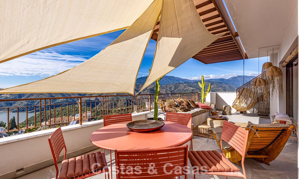 Ático moderno en venta con vistas panorámicas al mar y al lago de Istán, justo encima de la Milla de Oro de Marbella 792300