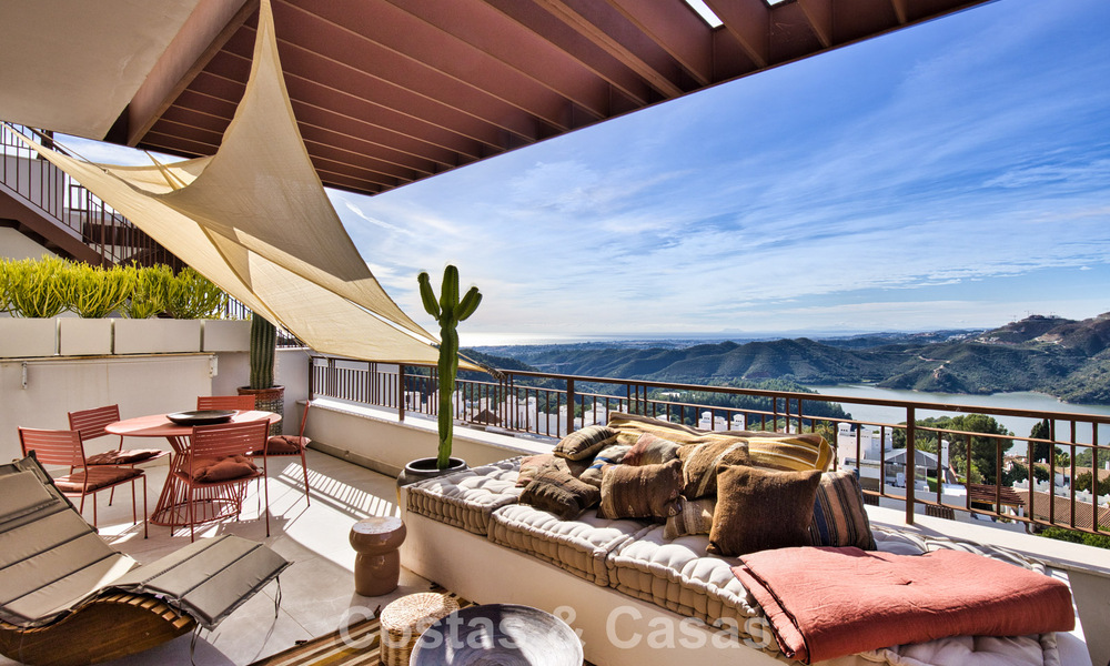Ático moderno en venta con vistas panorámicas al mar y al lago de Istán, justo encima de la Milla de Oro de Marbella 792304