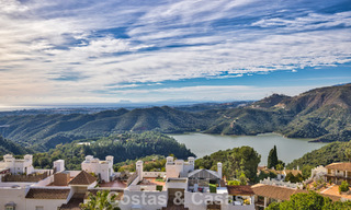 Ático moderno en venta con vistas panorámicas al mar y al lago de Istán, justo encima de la Milla de Oro de Marbella 792305 