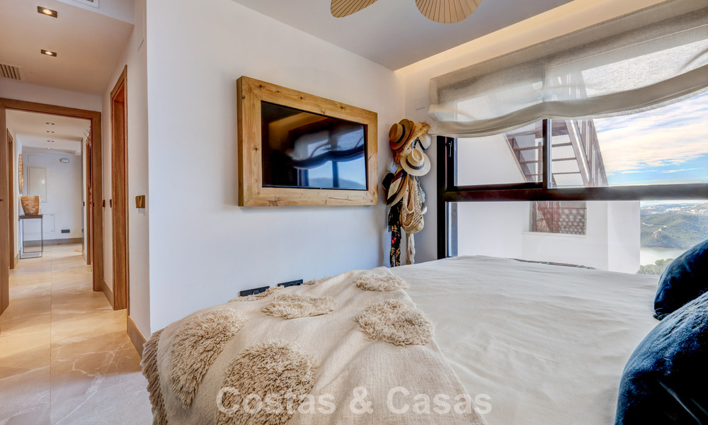 Ático moderno en venta con vistas panorámicas al mar y al lago de Istán, justo encima de la Milla de Oro de Marbella 792311